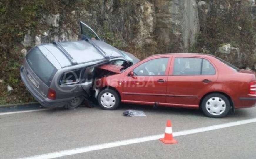 Saobraćajna nesreća na ulazu u Bosansku Otoku: Tri osobe povrijeđene, jedna teže