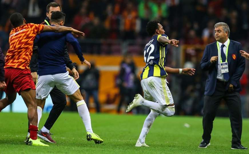 Haos na istanbulskom derbiju: Tuča između igrača, umro navijač Fenerbahčea