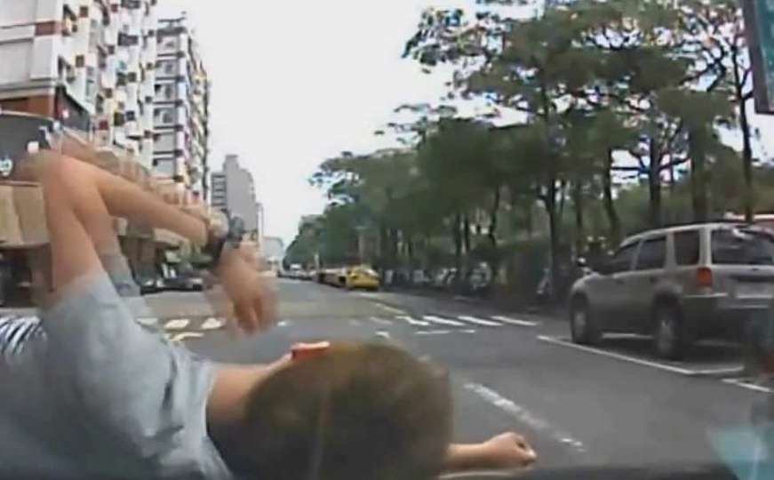 Zagrepčanka objavila kako joj se dječak zaletio u auto dok je drugi snimao