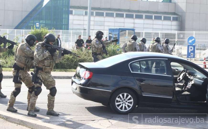 Velika akcija policijskih snaga: Uhapšeno više osoba, dvije predate MUP-u KS-a