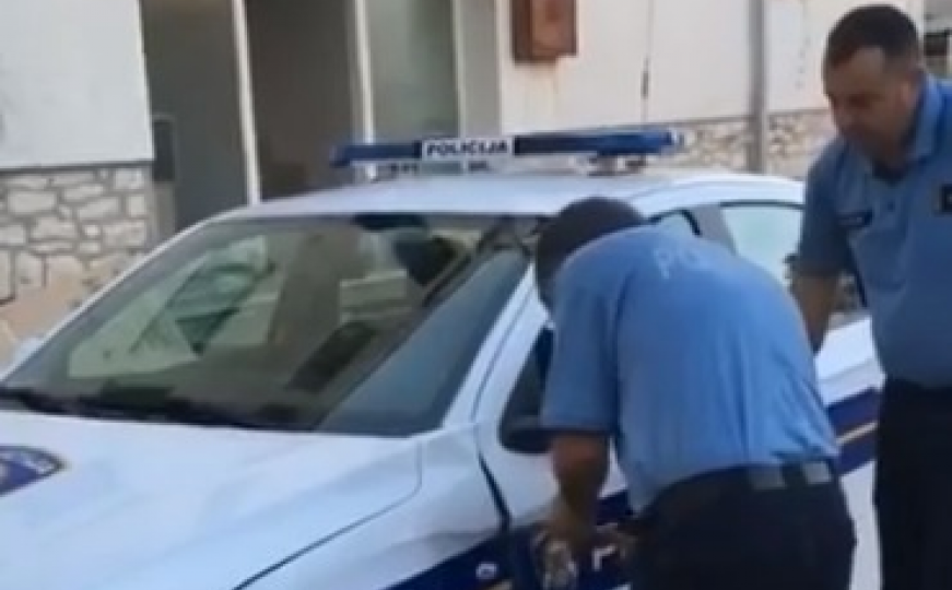 Pogledajte kako hrvatski policajci pokušavaju popraviti službeno vozilo