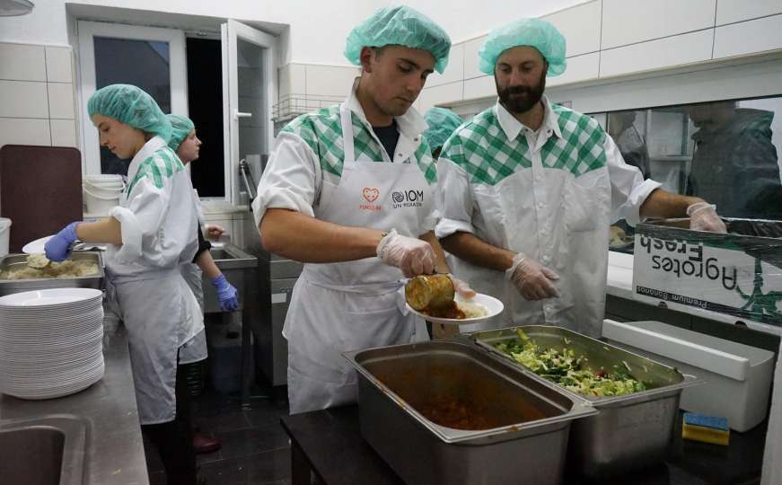 Pomozi.ba svakodnevno priprema preko 1200 obroka za migrante 