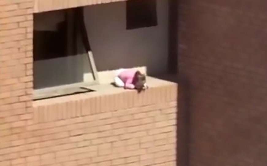 Šta rade ovi roditelji: Malena djevojčica igra se s lutkom na rubu balkona