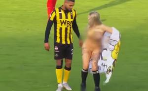 Otkriveno zašto je potpuno gola plavuša utrčala na teren