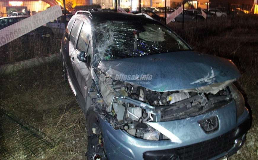 Mostar: Vozačica proletjela zid, probila ogradu i slupala Peugeot 307 