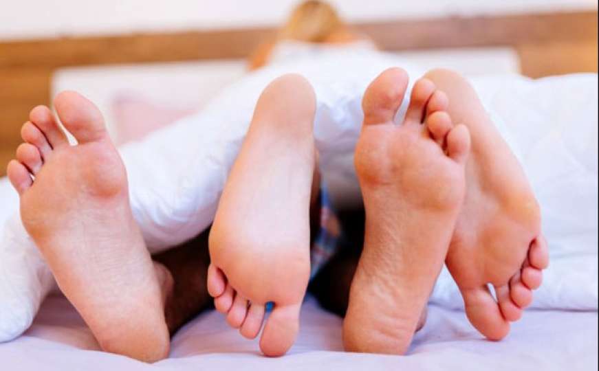 Mijenjajući pozu tokom seksa pala s kreveta pa ostala nepokretna 