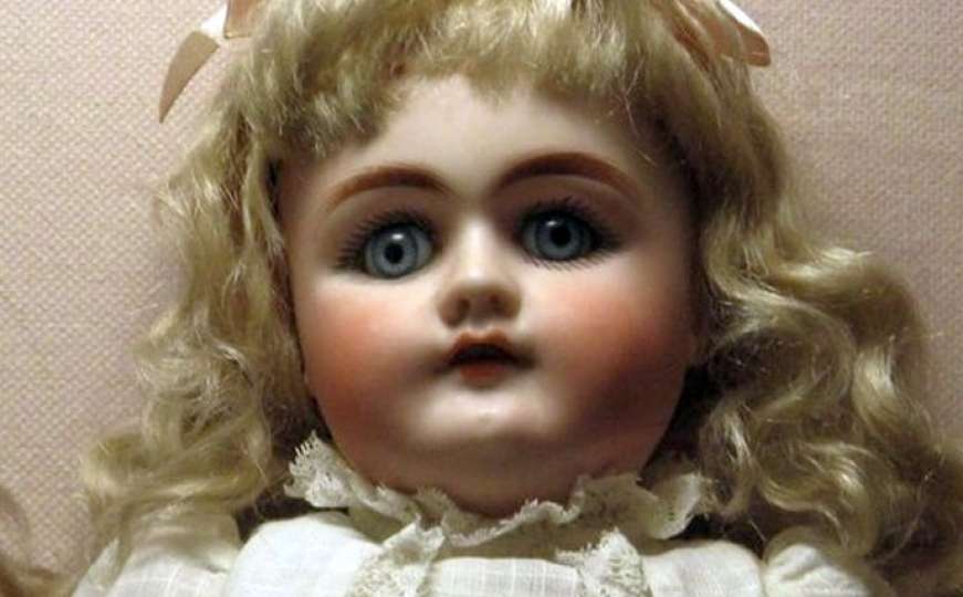 Žena tvrdi da se njena lutka kreće sama i da je prebila njenog momka