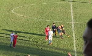 Objavljen snimak napada golmana na sudiju u Bihaću 