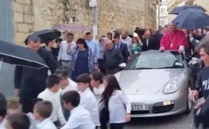 Svećenik paradirao u Porscheu koji su užetom vukla - djeca