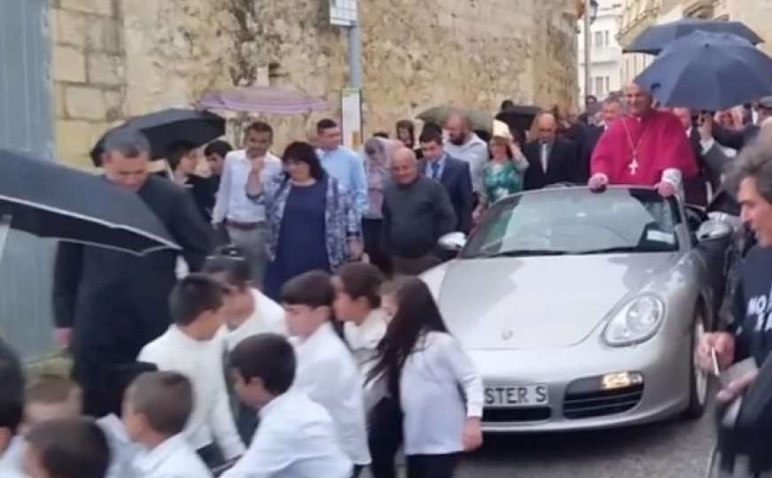 Svećenik paradirao u Porscheu koji su užetom vukla - djeca