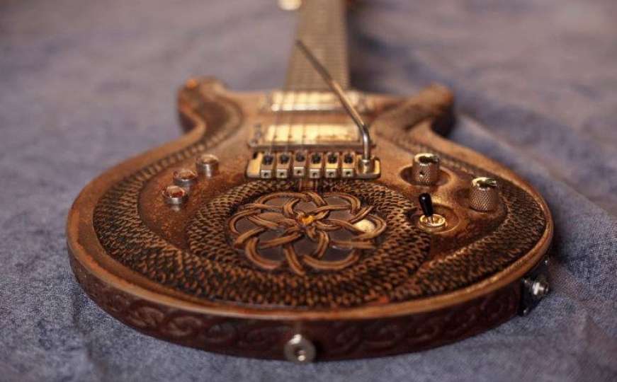 Rambo Car prodaje električnu gitaru s crnogorskim duborezom