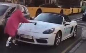 Dama bez milosti: Jezivi zvuk udara sjekire po Porsche Boxsteru