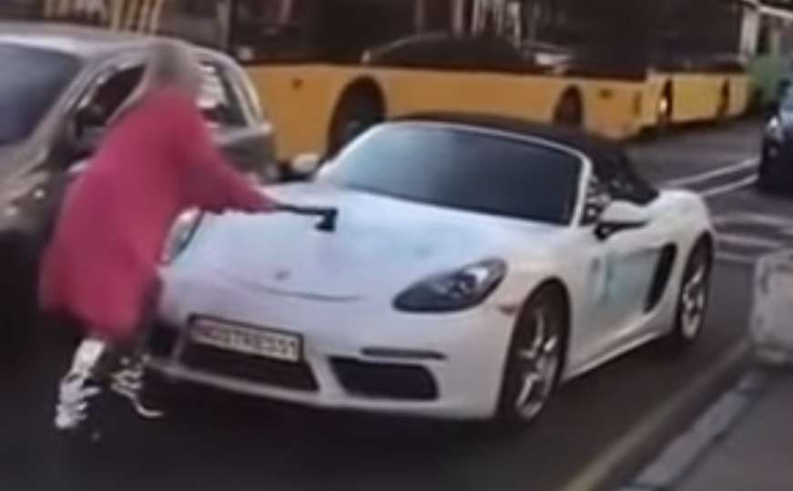 Dama bez milosti: Jezivi zvuk udara sjekire po Porsche Boxsteru