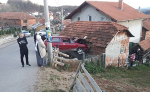 Babići kod Gračanice: Golfom uletio u krov kuće