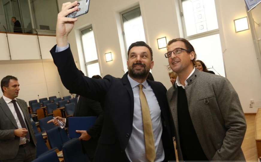 Vesela Skupština KS: Selfiji, zbilje i šale političara