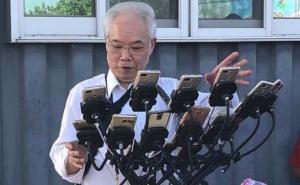 Ovaj dedo je najveći fan Pokemona GO, igra na čak 15 mobitela istovremeno