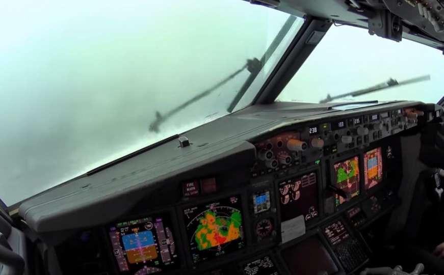 Plašite se letenja: Preskočite video aviona koji leti kroz oluju sniman iz kokpita