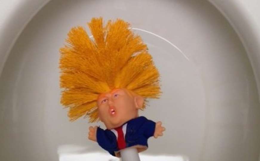 Očistite šolju u toaletu sa Donaldom Trumpom