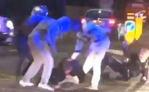 Nasilje u Londonu: Objavljen snimak na kojem huligani tuku policajce