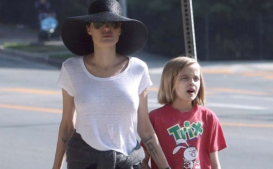 Zanosna glumica: Angelina Jolie u šetnju s djecom krenula bez grudnjaka