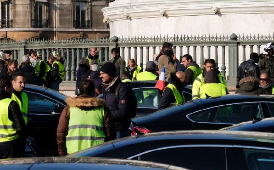 Francuska: Grupa demonstranata natjerala pokrivenu ženu da skine maramu