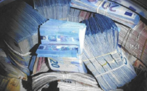 Policija u veš mašini pronašla 350.000 eura, uhapšen mladić