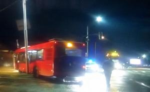 Užas u Beogradu: Dvije osobe poginule u sudaru džipa i gradskog autobusa 