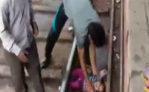 Uznemirujući video: Beba čudesno preživjela nalet voza