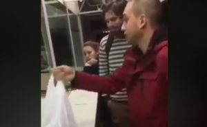 Video iz Srbije postao hit: Pauk mu odnio auto, došao platiti vrećicom kovanica