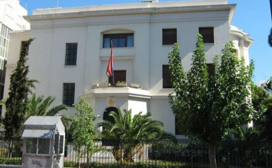 Muškarac s nožem upao u ambasadu Srbije