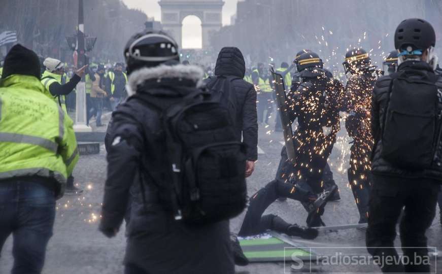 Haos u Parizu: Demonstranti napali policiju, počeo "otvoreni sukob"