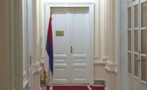 Ispred kabineta Milorada Dodika: Vraćena zastava RS-a u Predsjedništvo BiH