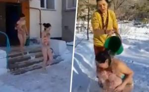 Majke u kupaćim kostimima s bebama na snijegu: Od ove tradicije može srce da stane