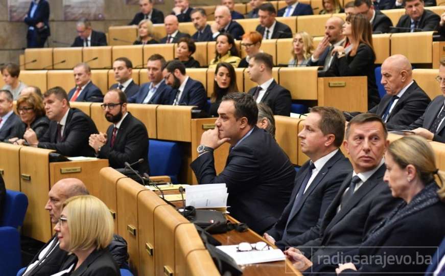 Parlament FBiH: Nakon prve svađe zastupnici položili zakletvu, pa se opet posvađali