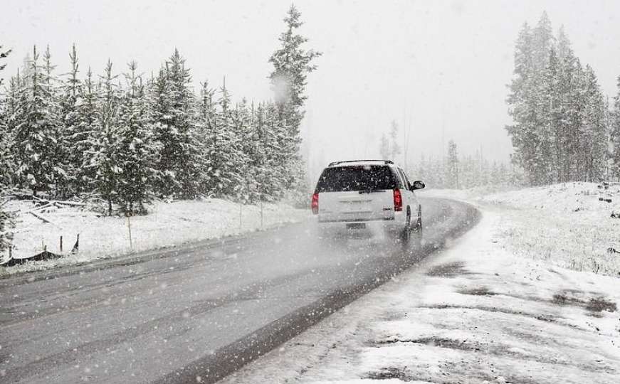 Snijeg i led na brojnim cestama: Vozači, pripremite lance, trebat će vam