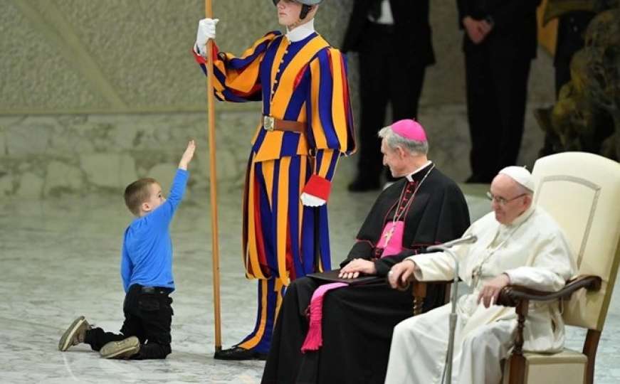 Nijemi dječak trčkarao oko Pape i osvojio simpatije prisutnih