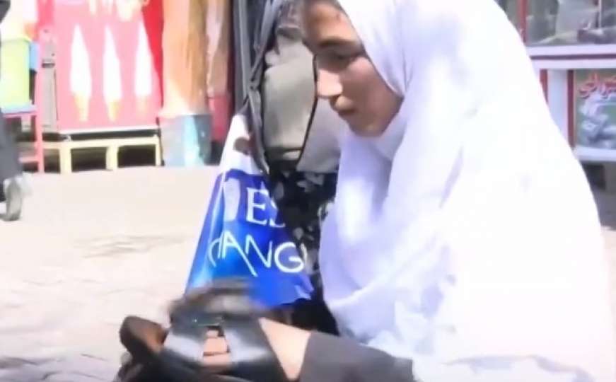 Ada iz Kabula čisti cipele na ulici na bi prehranila svoju porodicu