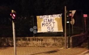 Osvanuo novi transparent u Mostaru: "UZP će pasti kao Stari most '93"