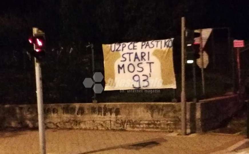 Osvanuo novi transparent u Mostaru: "UZP će pasti kao Stari most '93"