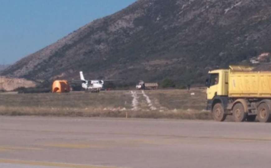 Dubrovnik: Avion sletio na zatvoreni dio piste među kamione