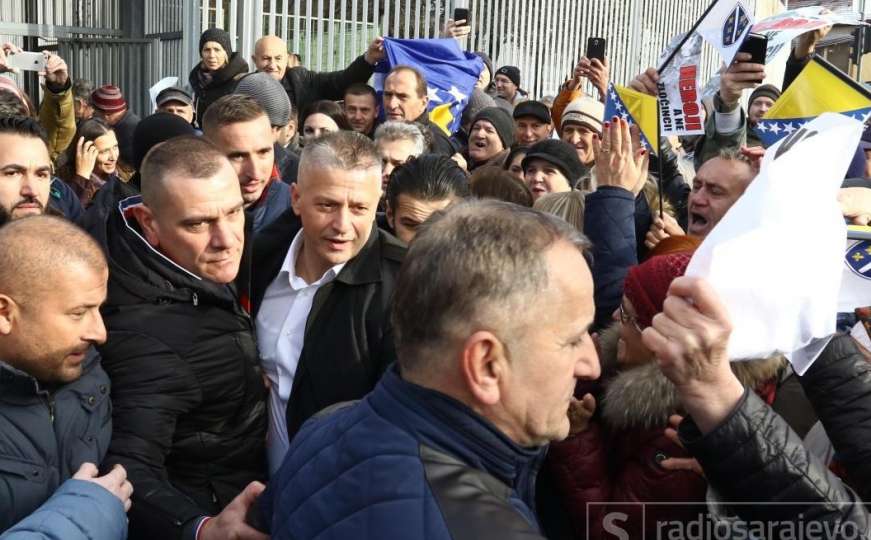 Naser Orić napustio Sud: Ovacije i slavlje okupljenih