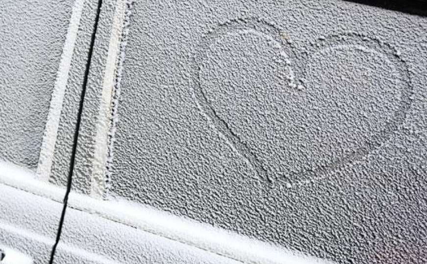Odličan trik: Brzo odmrznite prozorska stakla na autu