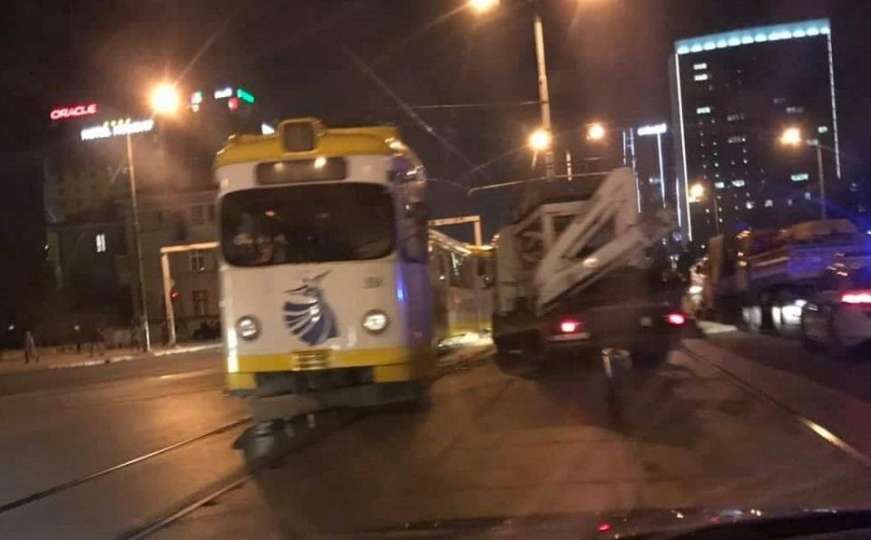 Tramvaj iskočio iz šina: Obustavljen saobraćaj prema Baščaršiji