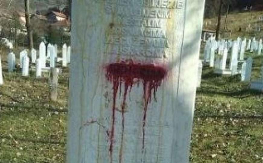 Oskrnavljen nišan u Višegradu: Crvenom bojom prefarbali riječ genocid
