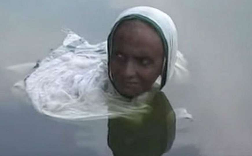 Duh jezera: Zbog misteriozne bolesti žena u vodi provodi po 14 sati  