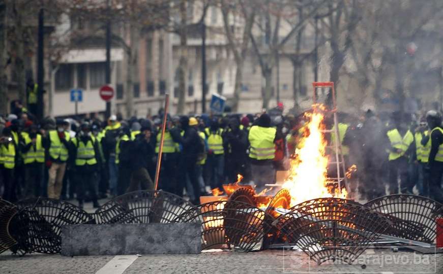 Protesti u Parizu izmiču kontroli: U toku "ulični rat", stotine uhapšeno