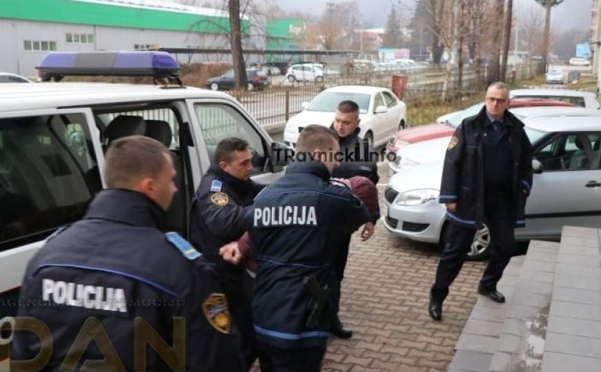 Pogledajte kako je priveden vozač-ubica majke i kćerke iz Novog Travnika