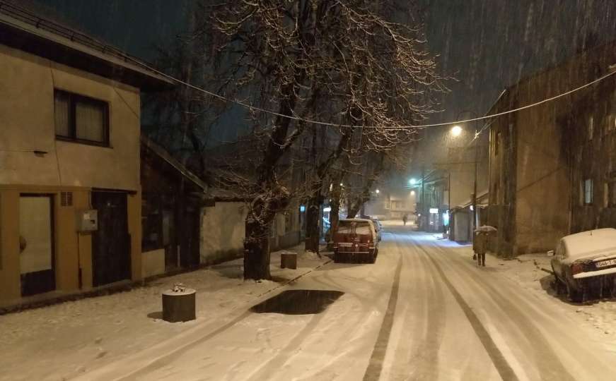Snijeg prekriva glavni grad BiH: Zimska idila u Sarajevu