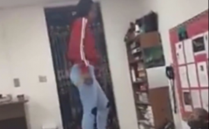 Video: Učenica se popela na stol i maltretirala profesora