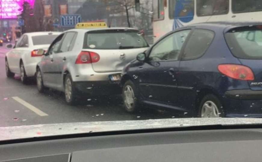 Vozači, oprez! Udes u Sarajevu uzrokovao velike gužve